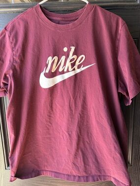 Nike Short Sleeve Crew Tee in Burgundy with White Logo